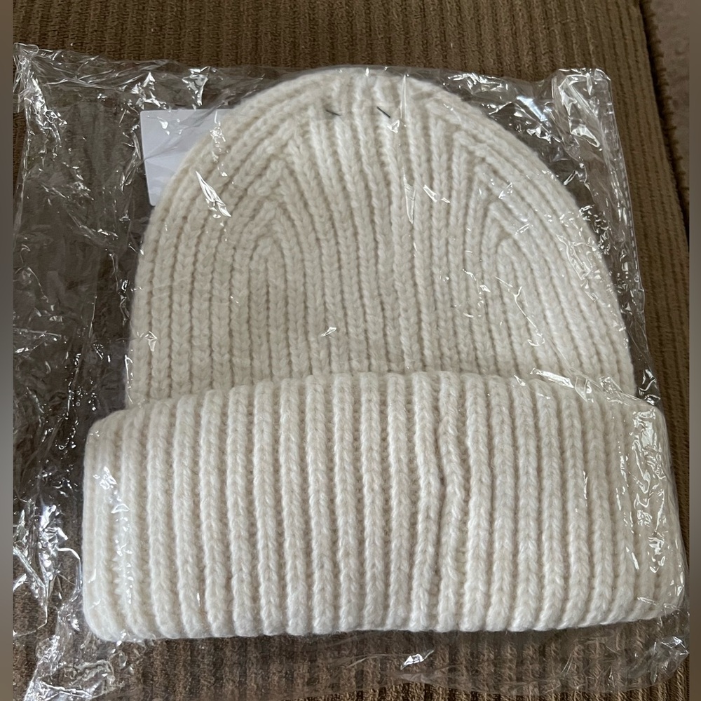 Tasha Cozy Cuddle Beanie NWT in packaging - Picture 3 of 3